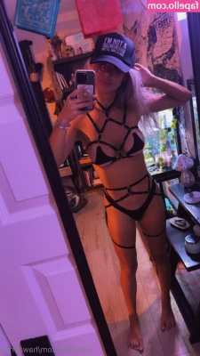 hawaiirae - Hey babe ☺️   Daisy dukes, bikinis on top, sun kissed skin so hot