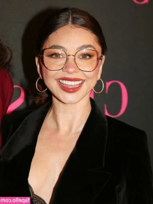 Sarah Hyland [ sarah-hyland ] - Celebrate the new year! I hope your 2023 is everything you need to