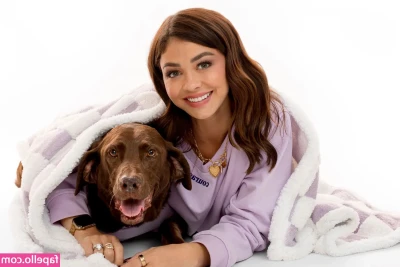 Sarah Hyland [ sarah-hyland ] - It’s #wavywednesday !!! Photo credit: @footboiq on twitter