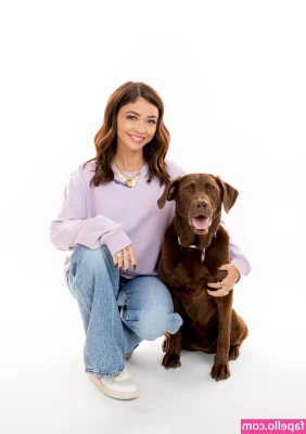Sarah Hyland [ sarah-hyland ] - Next question. Which night this weekend is better for yall to watch