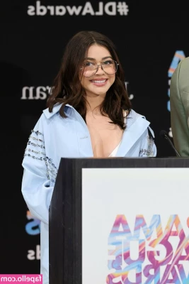 Sarah Hyland [ sarah-hyland ] - Pull my bottoms off for me