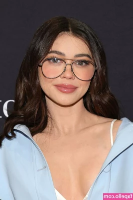 Sarah Hyland [ sarah-hyland ] - 😊 hope you’re all having a good week!