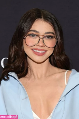 Sarah Hyland [ sarah-hyland ] - Skip work today and stay in bed with me, Daddy. 🥵