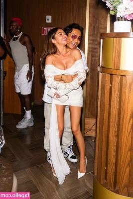Sarah Hyland [ sarah-hyland ] - Please come shower with me 🥺
