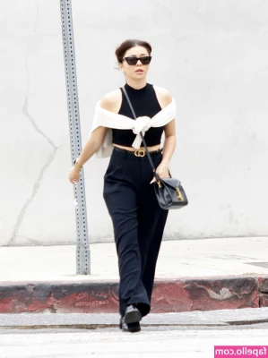 Sarah Hyland [ sarah-hyland ] - I’m free all day! Customs - $10 / Message me for list of available