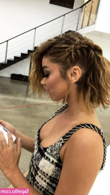 Sarah Hyland [ sarah-hyland ] - Hit the like button if you like dirty feet