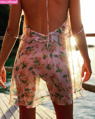 Sarah Hyland [ sarah-hyland ] - Fresh in off the beach! 🏝 I’m sandy and horny, who’s ready to
