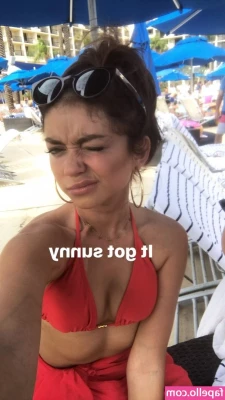 Sarah Hyland [ sarah-hyland ] - The more rolls the juicier the babe 😍