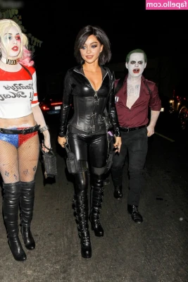 Sarah Hyland [ sarah-hyland ] - Will you help scrub my back?