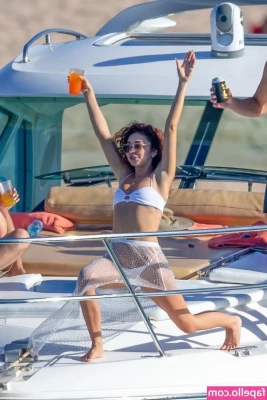 Sarah Hyland [ sarah-hyland ] - I want 100% of your Attention Babe! 💗