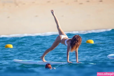 Sarah Hyland [ sarah-hyland ] - Wink😜
