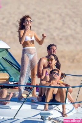 Sarah Hyland [ sarah-hyland ] - 🗓 2 GIRL 👯‍♀️ TUESDAY 🗓  What’s Ur Favorite Thing