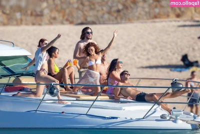 Sarah Hyland [ sarah-hyland ] - how big do you think it gets? ;)