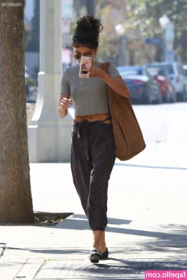 Sarah Hyland [ sarah-hyland ] - Best sandwich 🥪😍