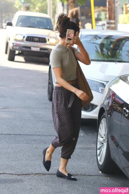 Sarah Hyland [ sarah-hyland ] - Butthole reveal 😛😏 2x part 1
