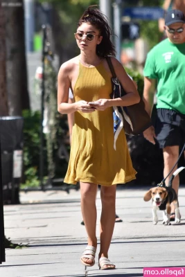 Sarah Hyland [ sarah-hyland ] - Sunday Foot Action