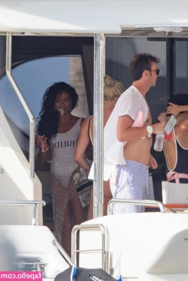 Sarah Hyland [ sarah-hyland ] - Gotta get that Vitamin D!!