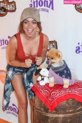 Sarah Hyland [ sarah-hyland ] - Want to play with me?
