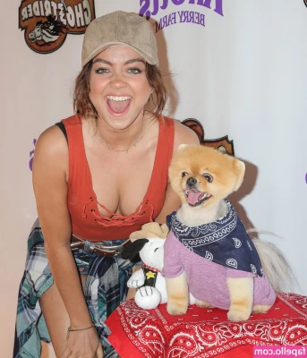 Sarah Hyland [ sarah-hyland ] - right now at tootsies miami ;)