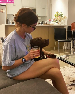 Sarah Hyland [ sarah-hyland ] - Happy Friday! x