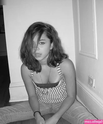 Sarah Hyland [ sarah-hyland ] - Happy Birthday @karrde_pl ❤️✌️🎉🍾🎁