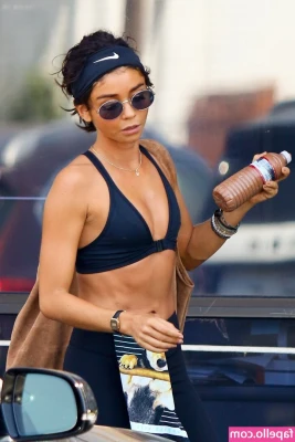 Sarah Hyland [ sarah-hyland ] - Did you missed my big tits?