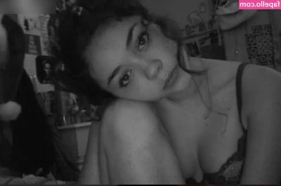 Sarah Hyland [ sarah-hyland ] - Amateur doggystyle + 69 blowjob Full 7 minute video  No storyline.