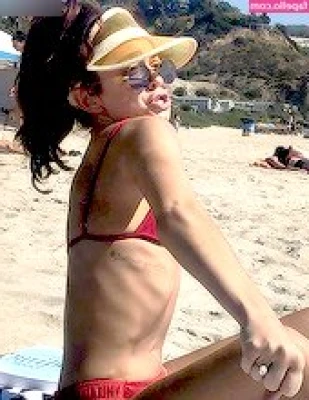 Sarah Hyland [ sarah-hyland ] - Hi daddy, did you miss me?😜 I've had some problems with onlyfans
