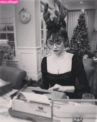 Sarah Hyland [ sarah-hyland ] - Fancy oiling and fucking 420 pounds of lard? part 1