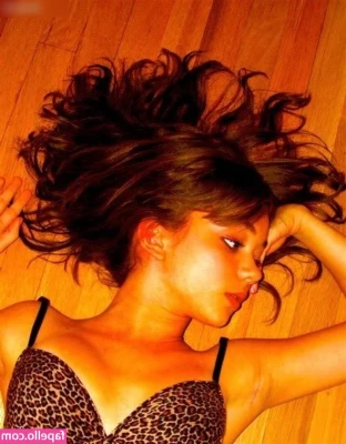 Sarah Hyland [ sarah-hyland ] - Have a great weekend. I will be helping someone move, fun times. LOL