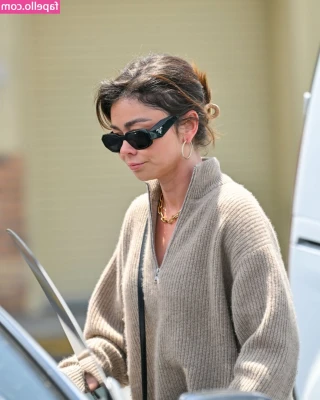 Sarah Hyland [ sarah-hyland ] - Riding a lot naked body super squirt open pussy #fyp #dulceyjohn