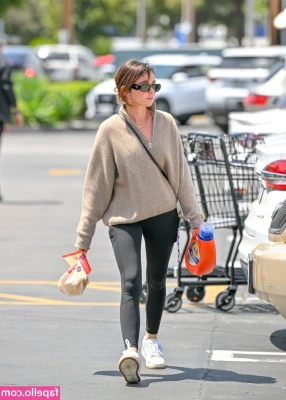 Sarah Hyland [ sarah-hyland ] - Booty-set