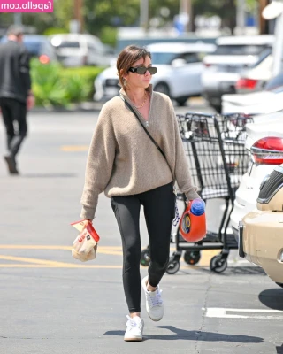 Sarah Hyland [ sarah-hyland ] - Let's have an amazing night together!