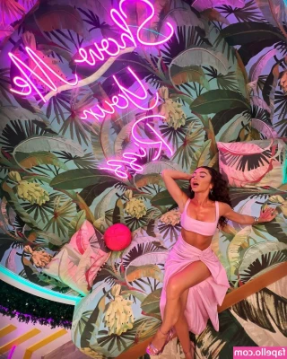 Sarah Hyland [ sarah-hyland ] - OnlyFans is having an error and the live show didn’t save! I have