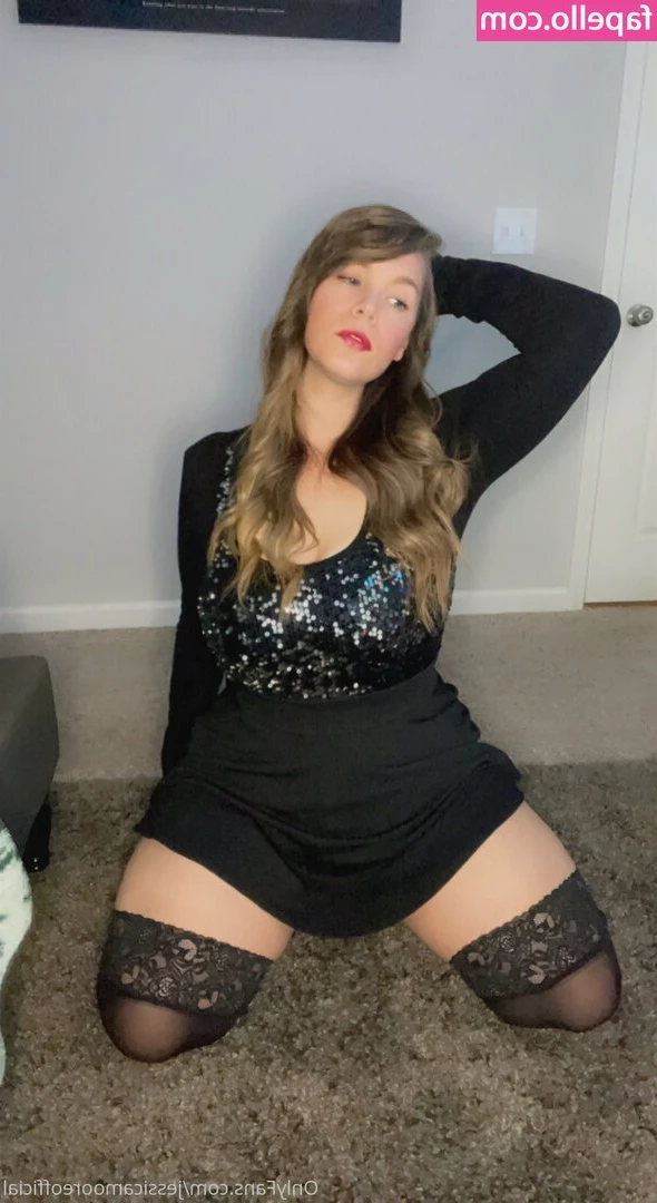 jessicamooreofficial - Ansiosa de q ya llegue mi seguidor y me coja muy rico frente a mi