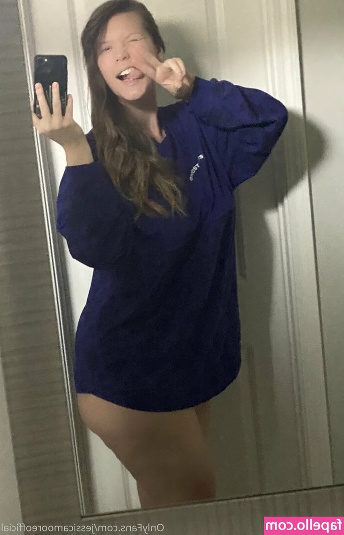 jessicamooreofficial - Wait for the slow motion rope shooting onto her pretty pedi at the
