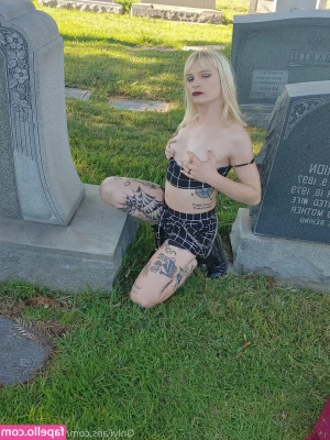 ts_snowqueen [ ts-snowqueen ] - I love being daddy’s slutty cleaning lady 🧼 and sometimes