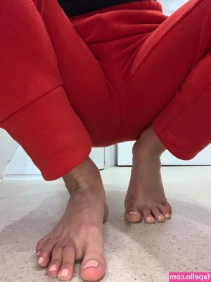 twofeet10toes - I need some help to undress, babe😜😈