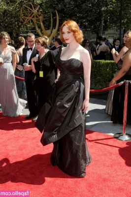 Christina Hendricks [ christina-hendricks ] - Quien me acompaña a la piscina  Estoy haciendo una subasta quien