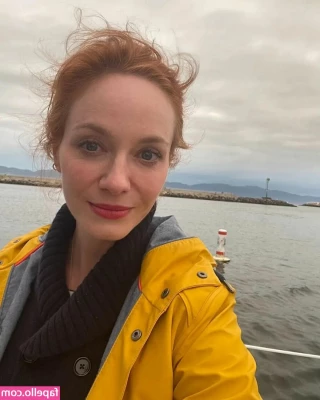 Christina Hendricks [ christina-hendricks ] - Sassy Sunday soles with oil! Can you resist 🤪💚💚💚