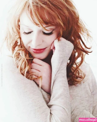 Christina Hendricks [ christina-hendricks ] - How look my feet in oil with heels