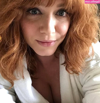 Christina Hendricks [ christina-hendricks ] - Daily Nude Physique Pose / Stretch