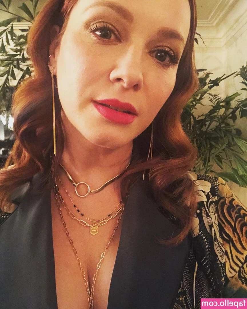 Christina Hendricks [ christina-hendricks ] - Can you guess what I m doing