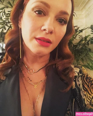 Christina Hendricks [ christina-hendricks ] - Can you guess what I m doing