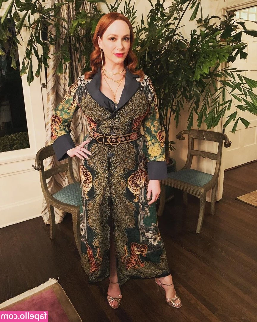 Christina Hendricks [ christina-hendricks ] - Nouveau set   jardinage nue sur mon balcon aux yeux de tous mes