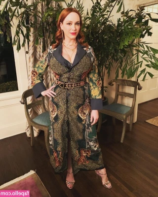 Christina Hendricks [ christina-hendricks ] - Nouveau set   jardinage nue sur mon balcon aux yeux de tous mes