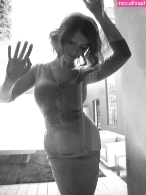 Christina Hendricks [ christina-hendricks ] - Check your messages for clip  Getting off on my vibrator