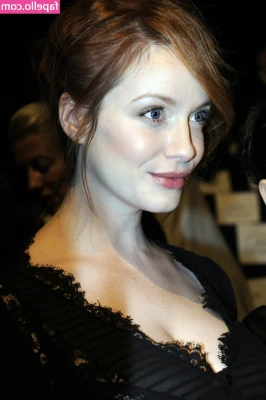 Christina Hendricks [ christina-hendricks ] - Huevo azul.......que me gustan los huevos a mi!!!!
