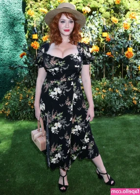 Christina Hendricks [ christina-hendricks ] - I loveee these sweats🖤