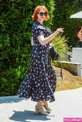 Christina Hendricks [ christina-hendricks ] - gym prog uwu